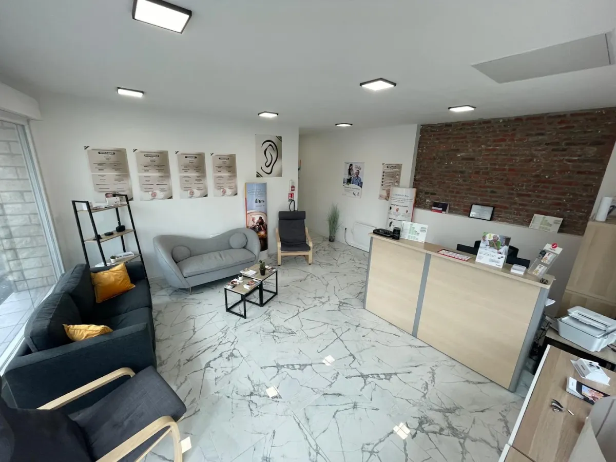 Salle d’attente et comptoir d’accueil du centre auditif AudioCare à Liévin