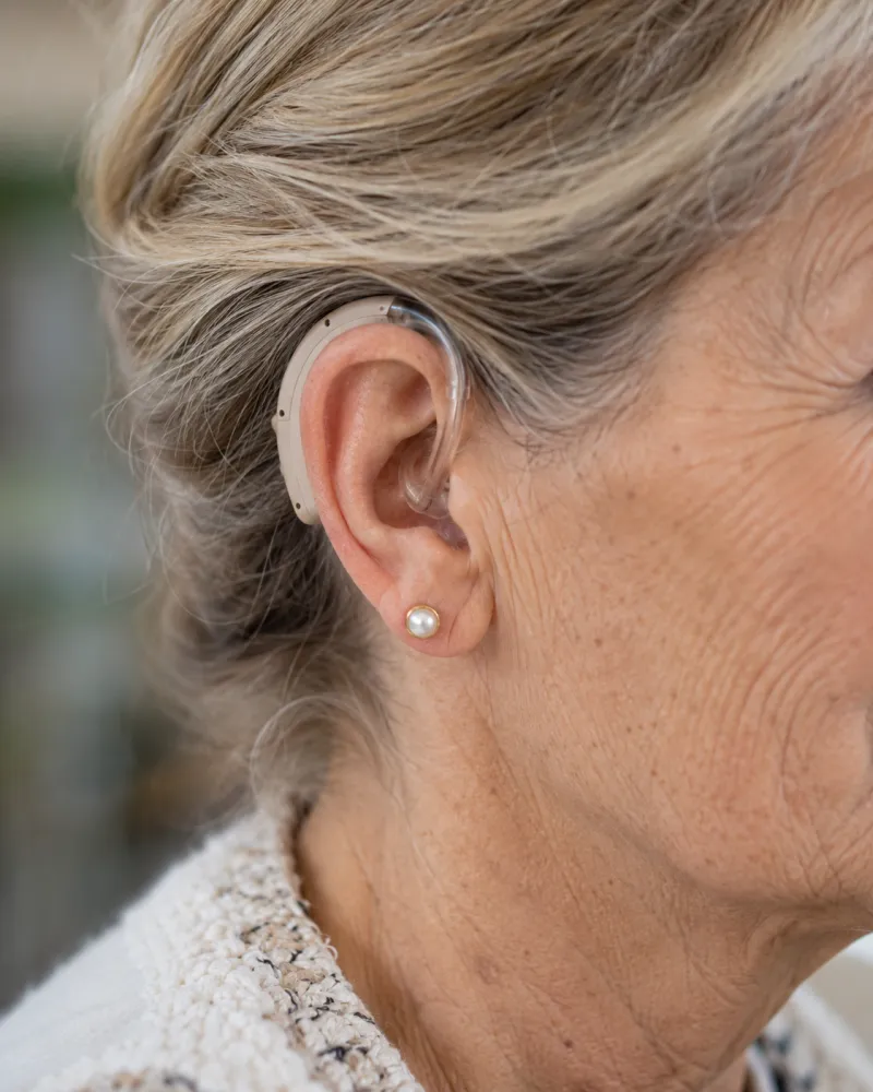 Aide auditive discrète portée derrière l’oreille